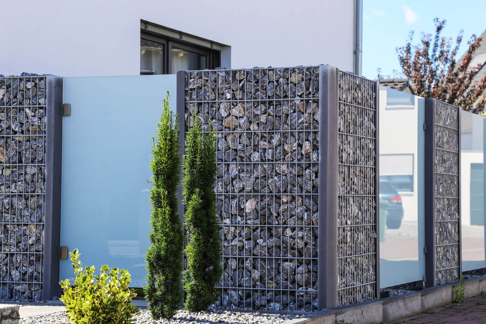 Gabionenmauer vorm Haus