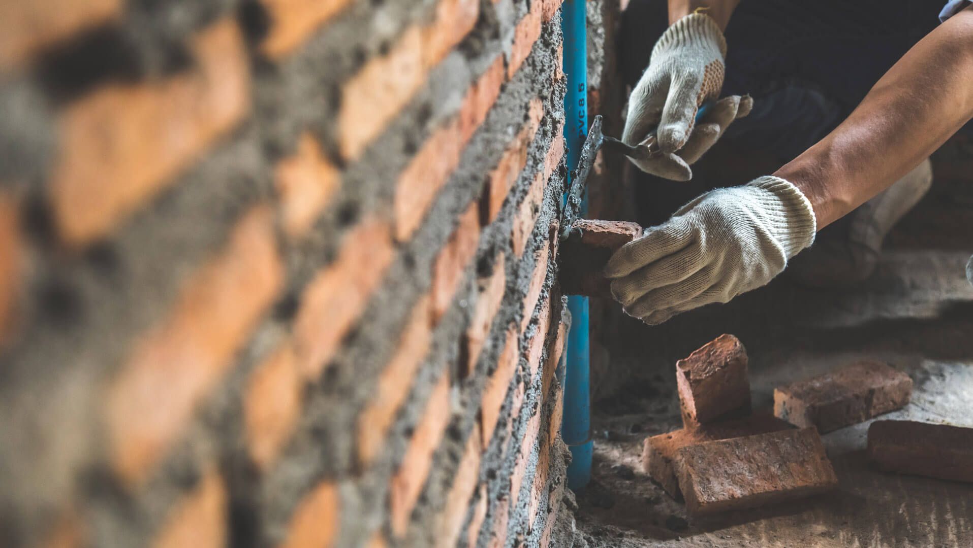 Ein Handwerker bei Mauerarbeiten